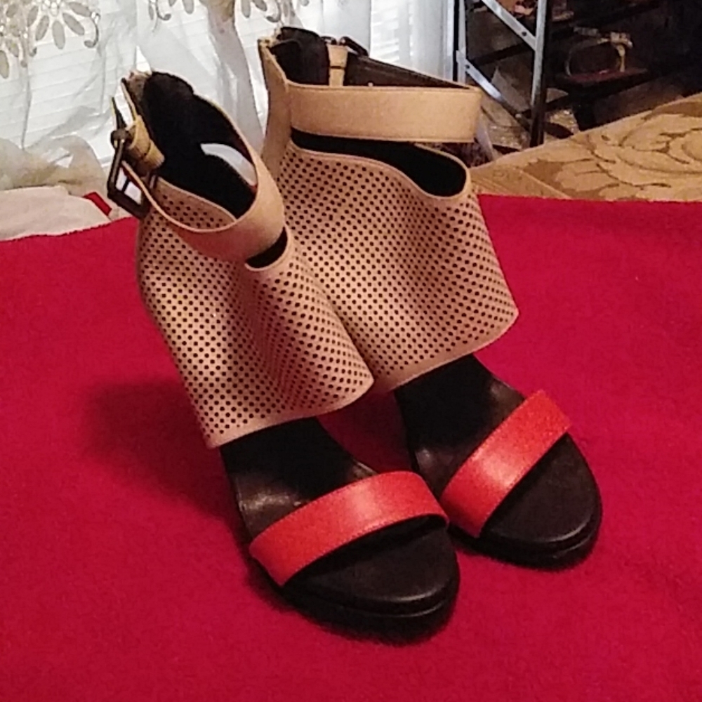 Sassy 5" heel. Multi color. Size 8